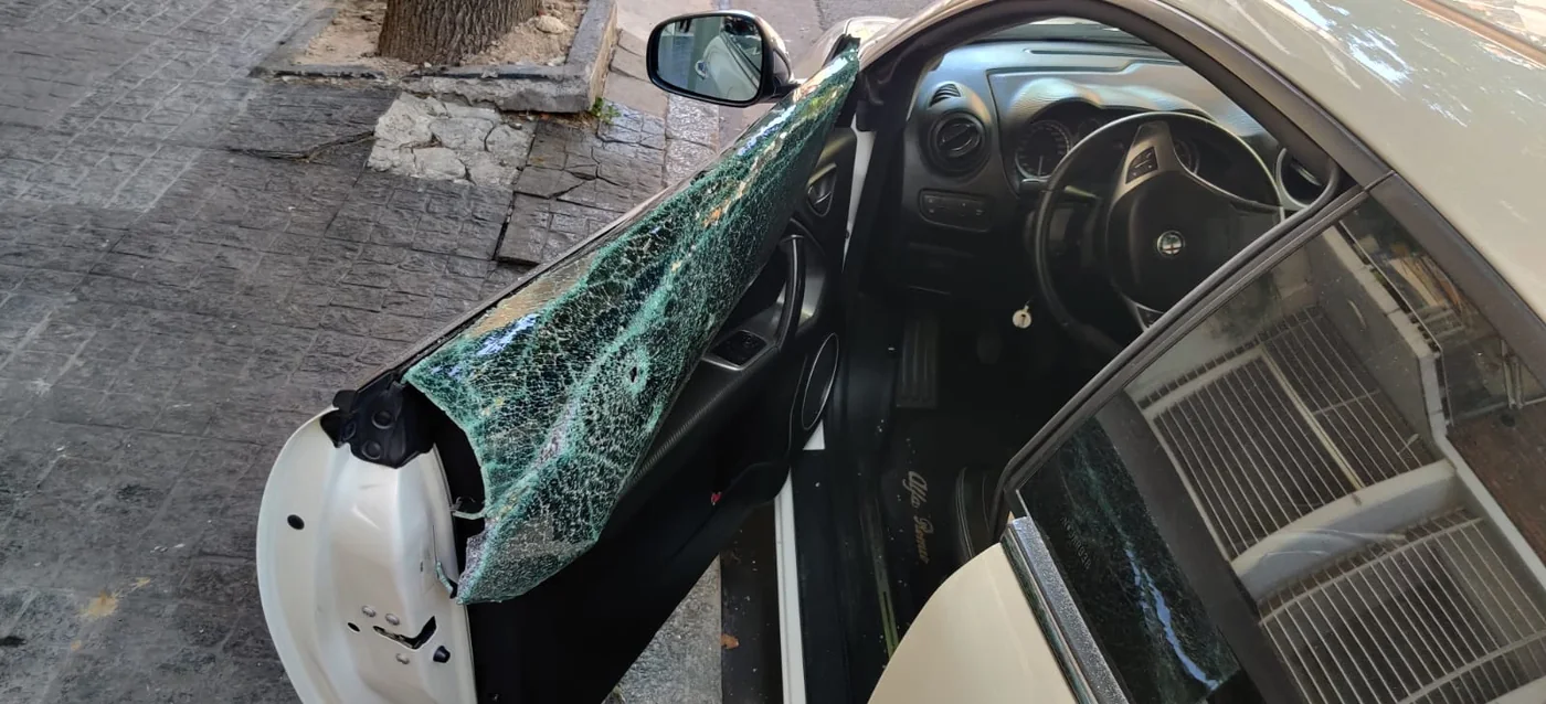 Cristal lateral del Alfa Romeo contenido por la lámina después del ataque