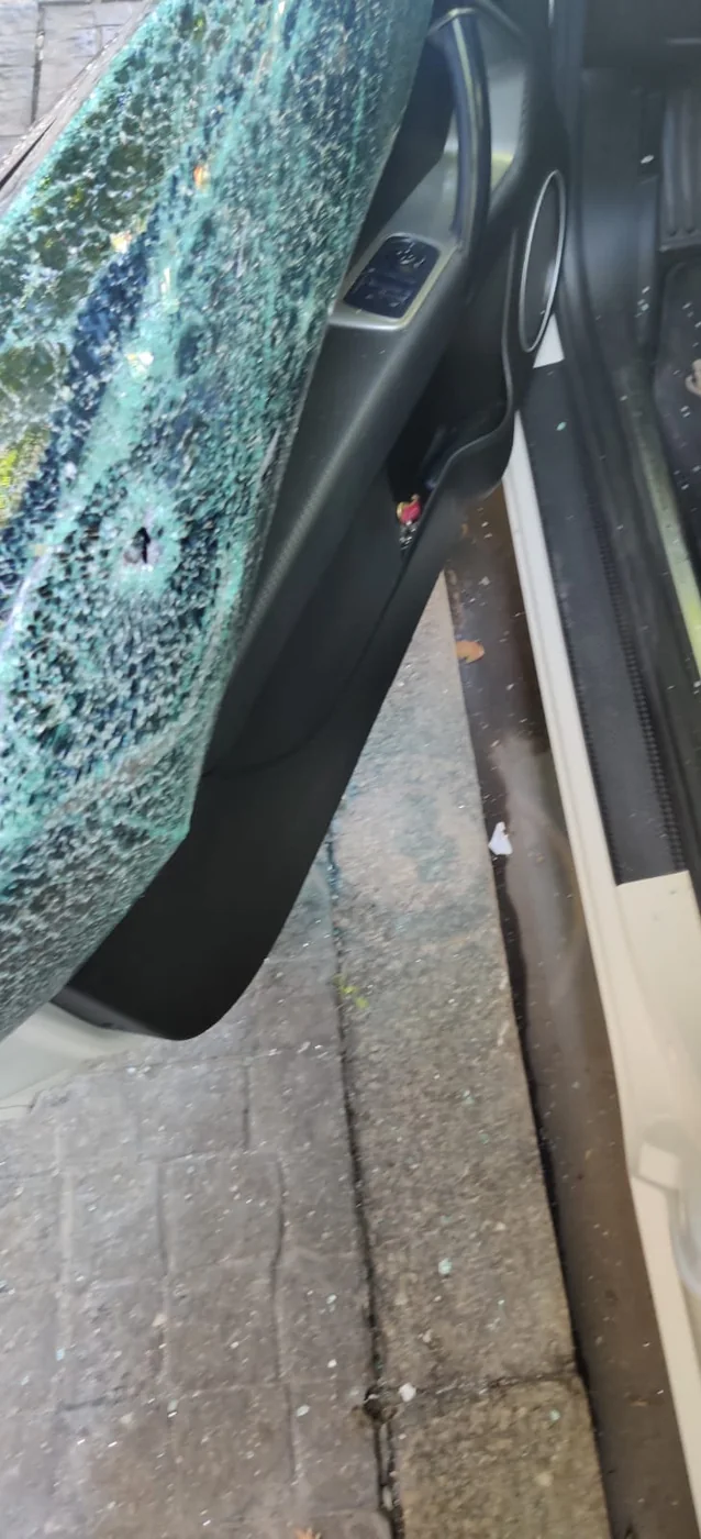 Detalle del cristal dañado del Alfa Romeo sostenido por la lámina