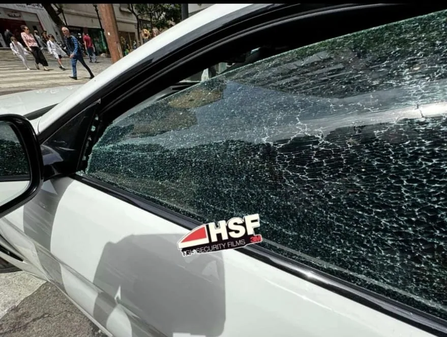 Ventana delantera del BMW 440 dañada y contenida por Doble Ultra N9