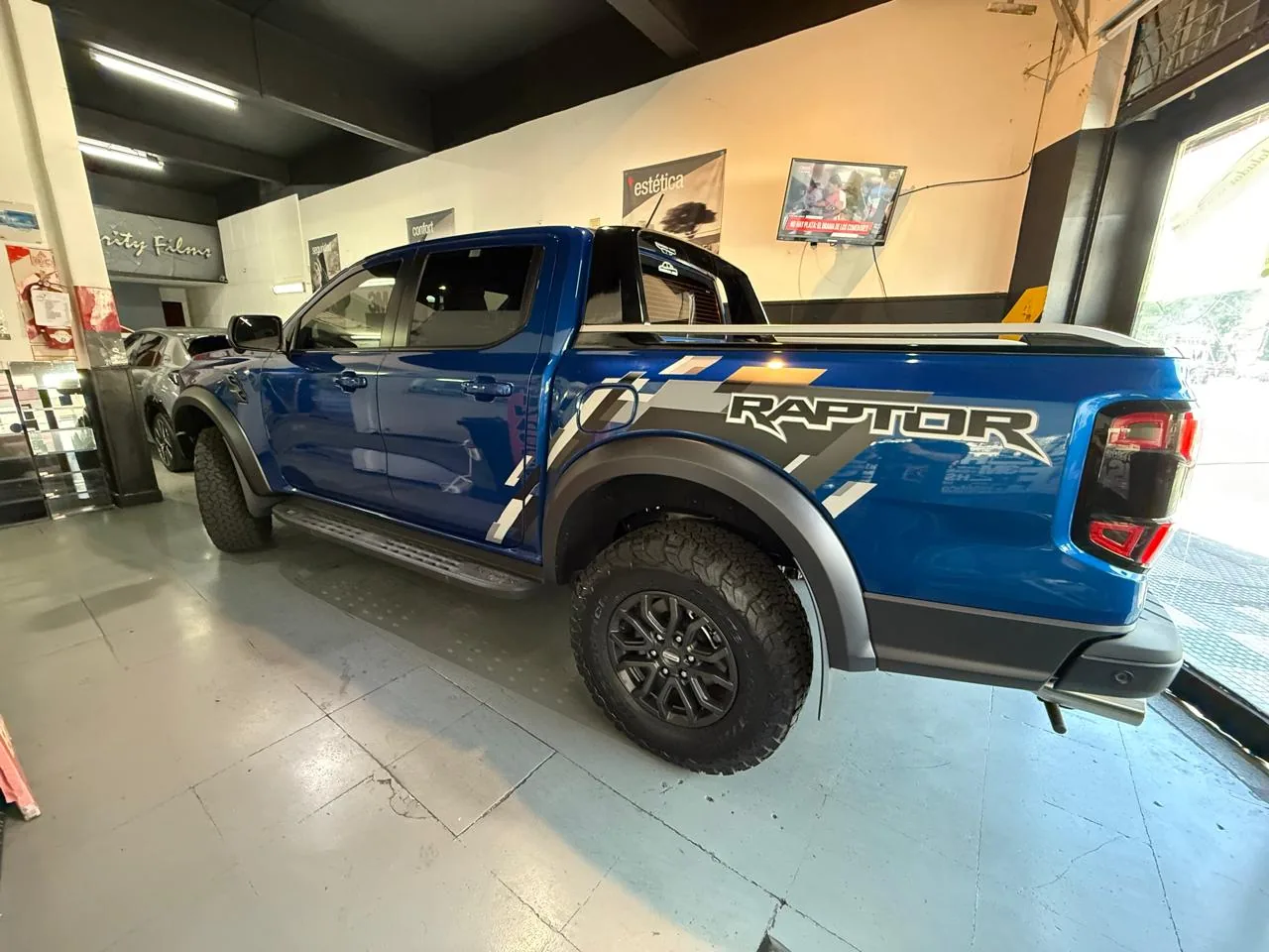 Ford Raptor azul con cristales laminados