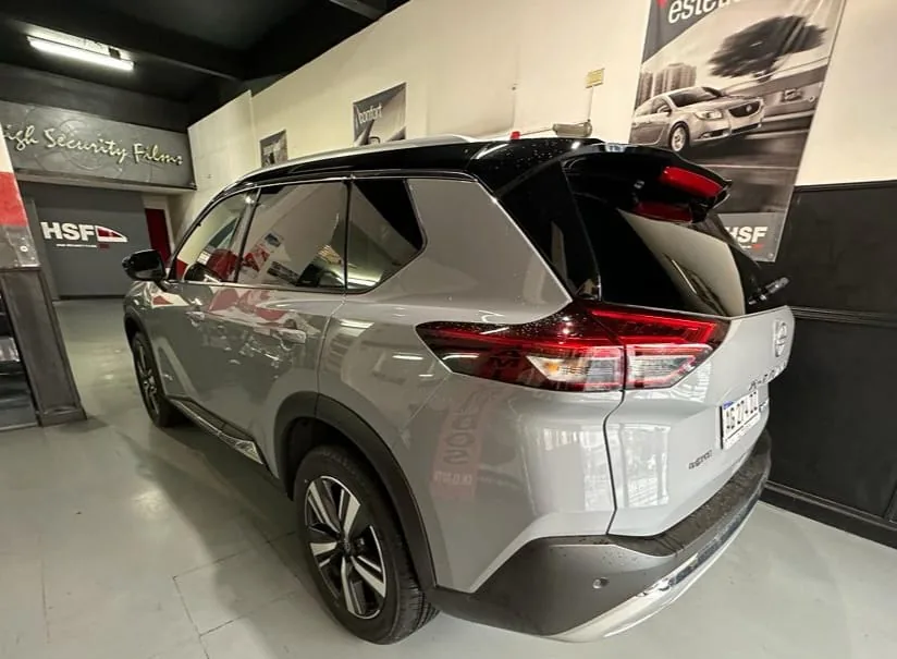 SUV gris con cristales laminados