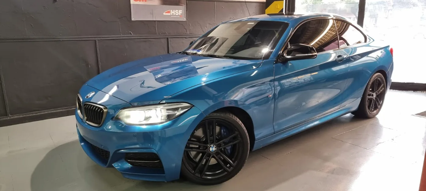 BMW coupe azul con trabajo realizado en el local
