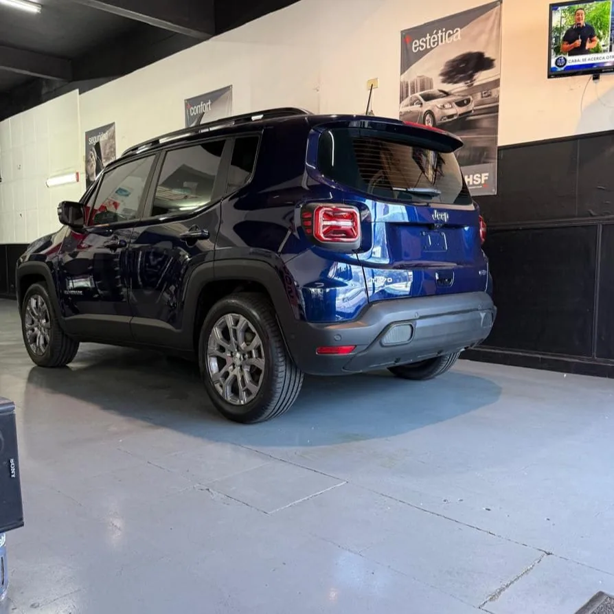 Jeep Renegade con laminado instalado en el local