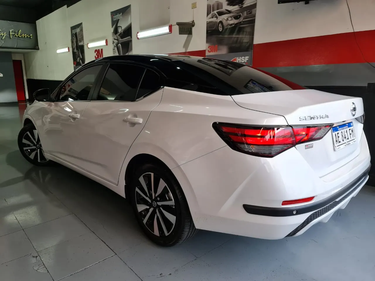 Nissan Sentra con laminado premium instalado en el local