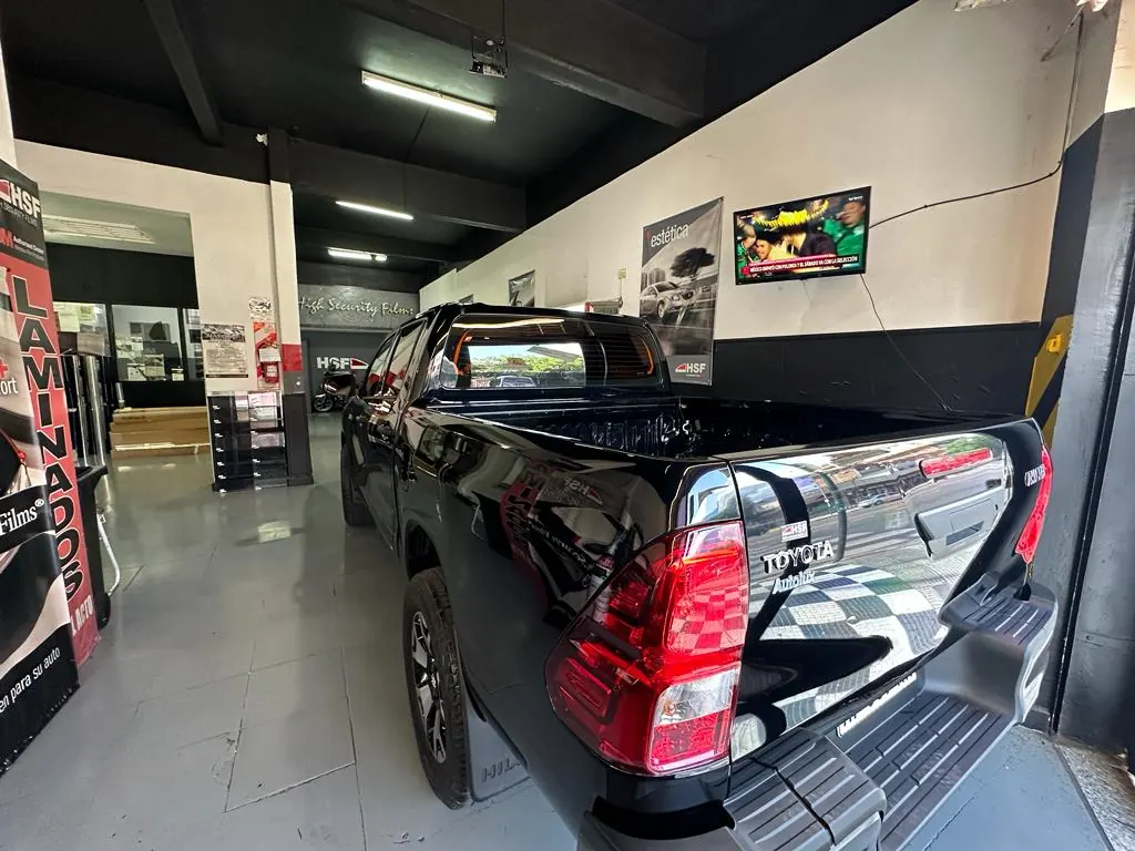 Toyota Hilux con trabajo de laminado en cristales
