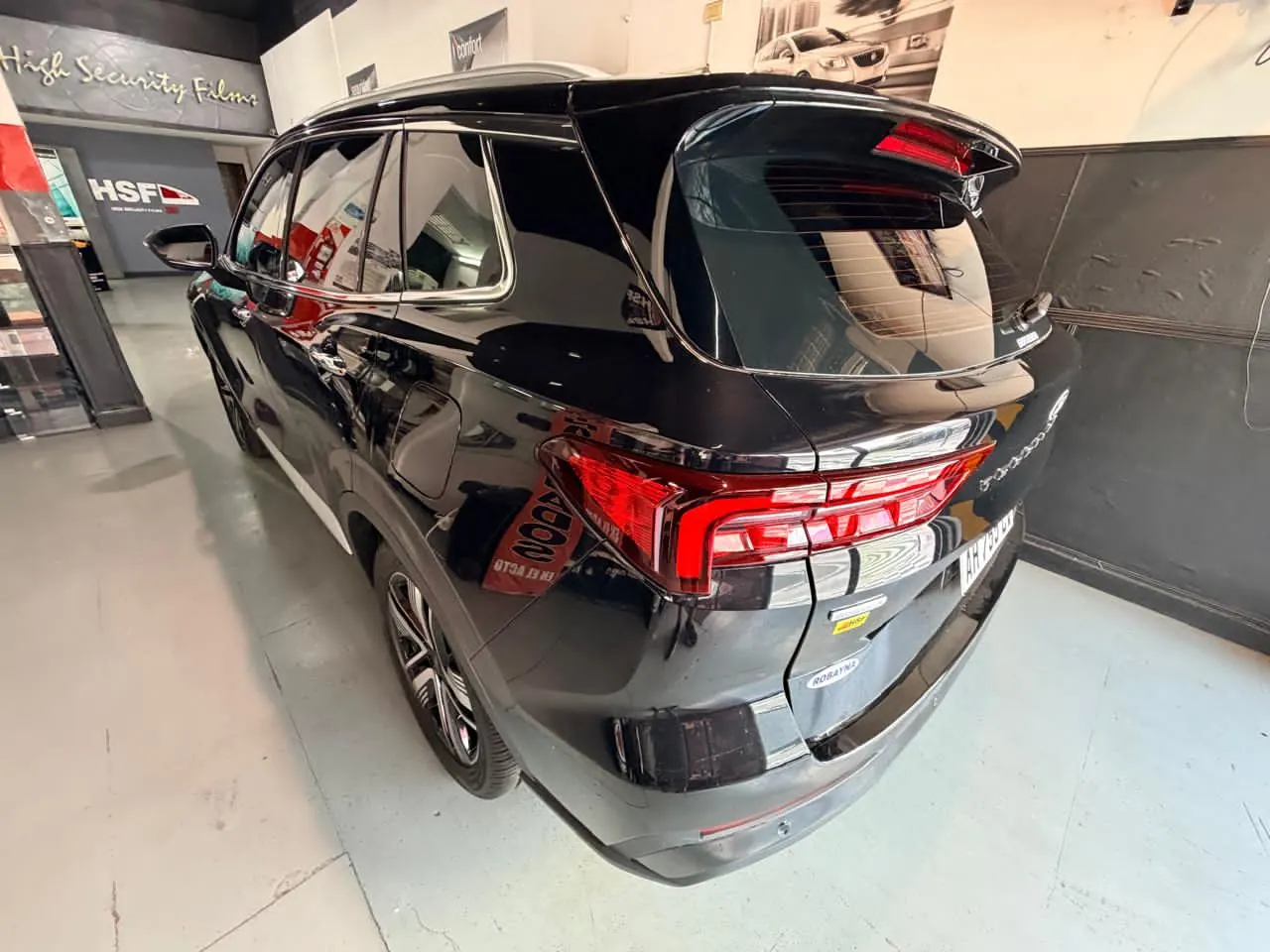 Ford Territory con laminado instalado en el local